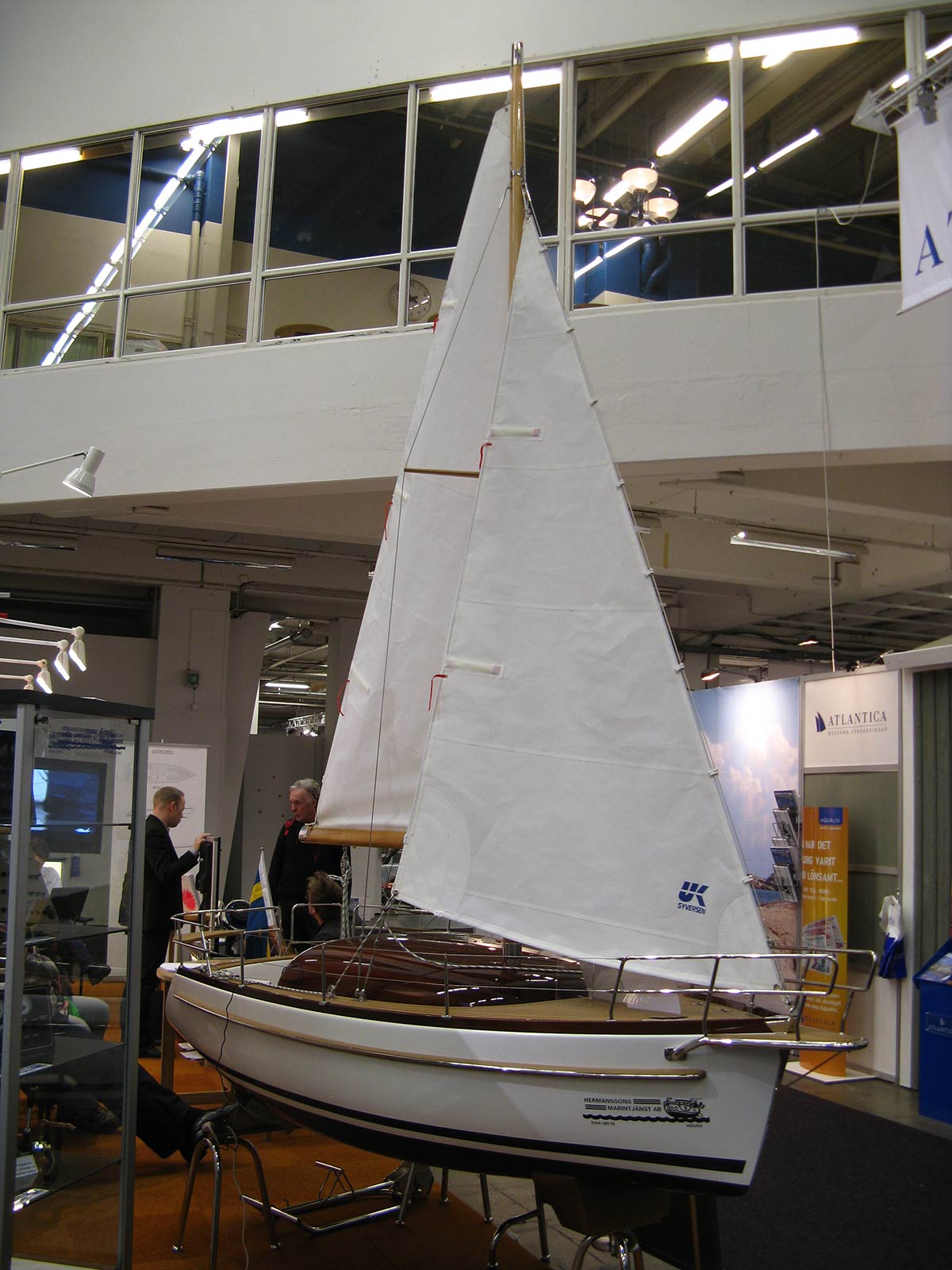 En liten segelbåt som visar vad Hermanssons Marintjänst kan erbjuda